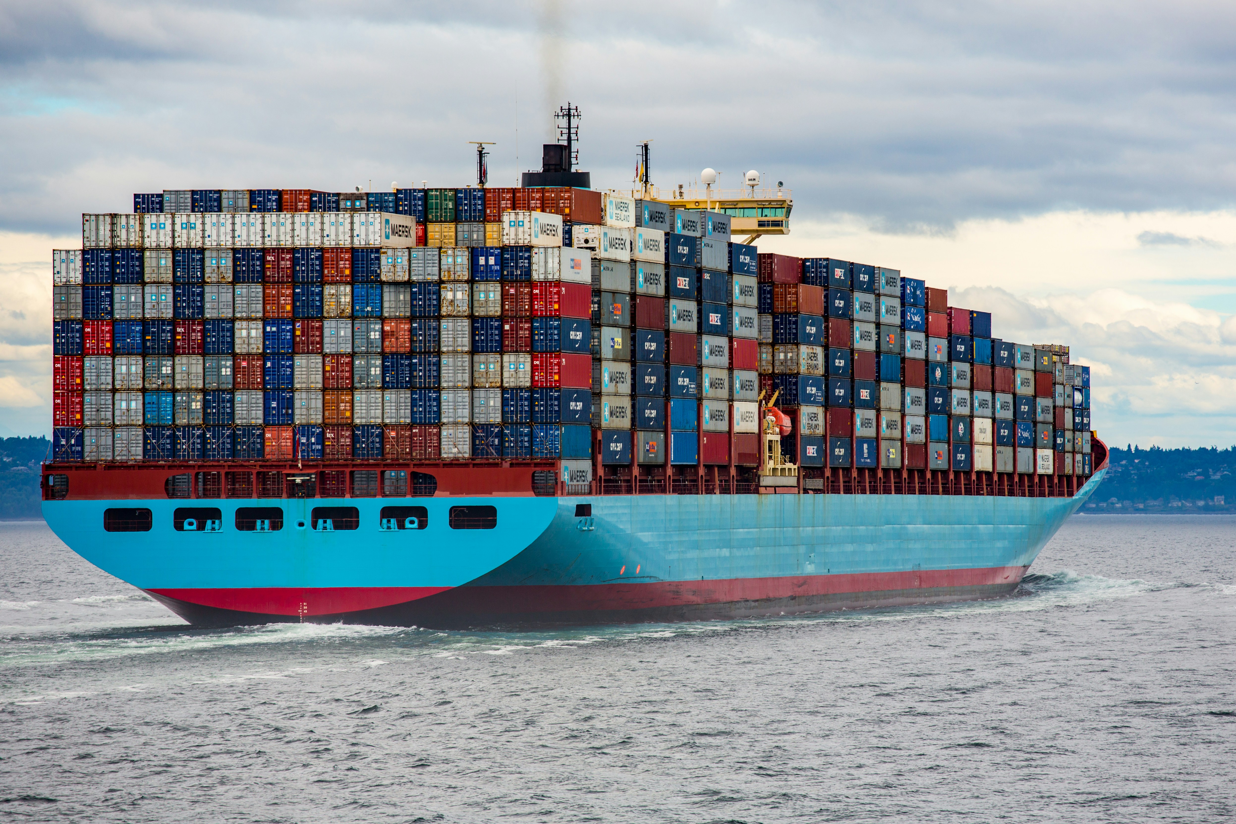 Barco carguero transportando contenedores hacia México