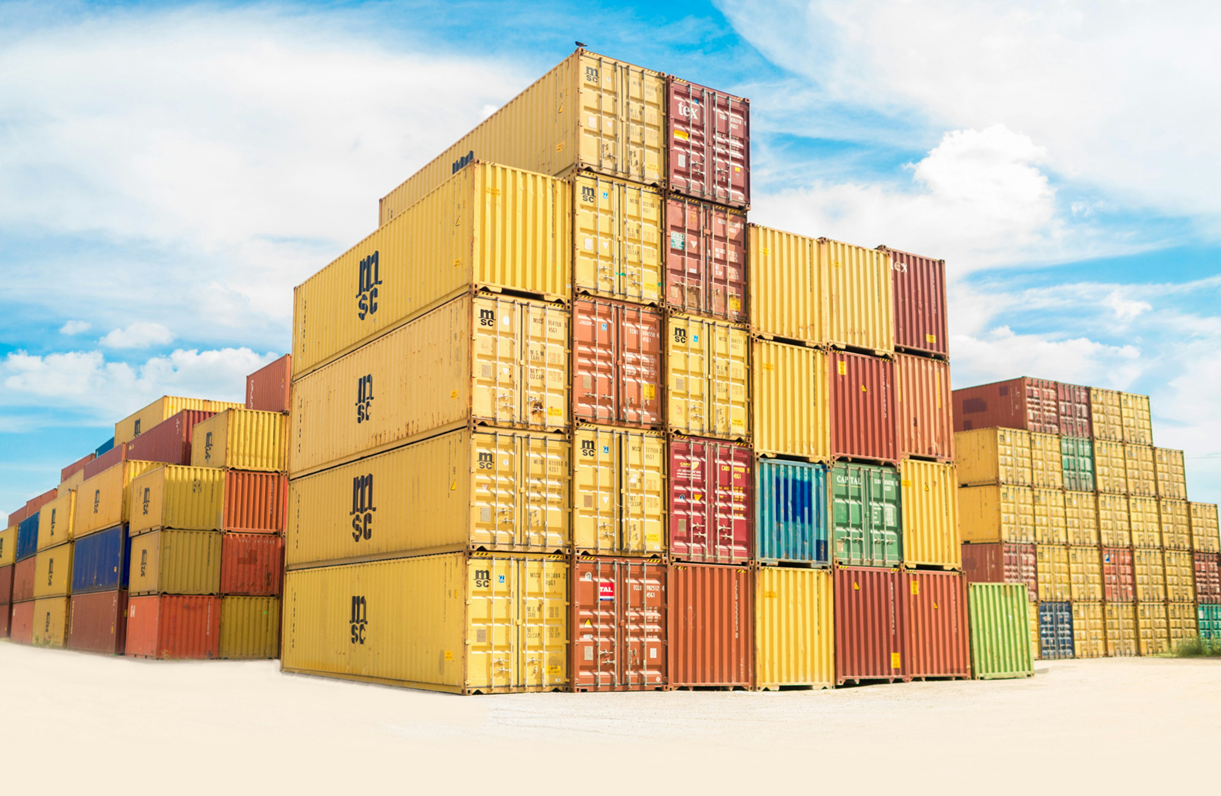 Contenedores de importación en almacén
